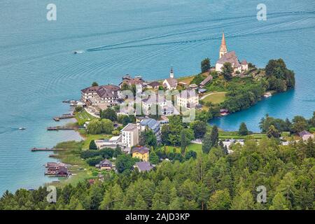 Vue aérienne sur le lac Worthersee en Autriche, l'arrière-plan de plein air d'été Banque D'Images