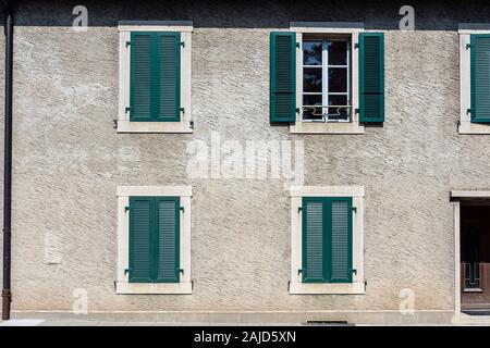 Façade d'une maison en pierre aux volets verts. Swiss - Frontière française - image Banque D'Images