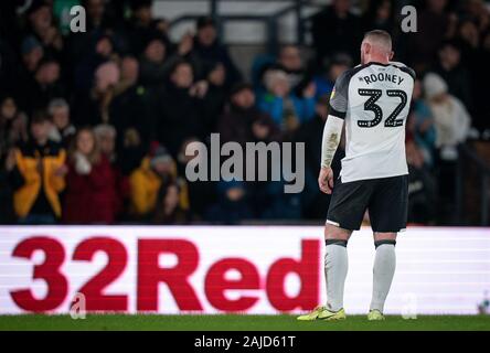 Wayne Rooney (Player-Coach) de Derby County avec 32 commanditaire rouge conseil au cours de la Sky Bet Championship match entre Derby County et Barnsley à l'I Banque D'Images