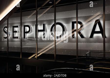 Un logo géant Sephora dans leur boutique à l'intérieur de l'Hudson Yards mall à Manhattan, New York, NY Banque D'Images