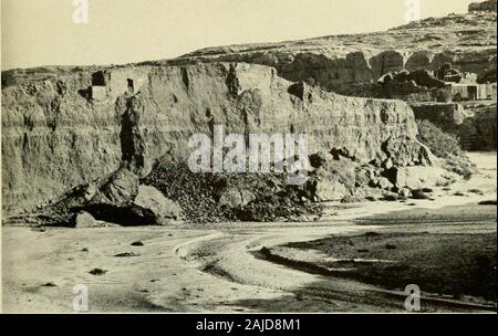 Smithsonian Miscellaneous Collections . Planche 6 Upper : chaque année depuis 1877 les inondations du Chaco ronge ce petit Pueblo III jusqu'à ce que ruine vestige de thelast il a disparu en 1948. Pueblo del Arroyo se trouve à la droite, au-delà des hangars.(photo de Charles Martin, 1920) plus bas : une chambre avec Pueblo je pit 6 toit pieds au-dessous de la surface de la vallée a été révélé par le CAV-ing de l'Arroyo banque pendant la saison des inondations de 1921. (Photo par Neil M. Judd, 1922.) *test QFT5 ?¥.. ? *&&*Gra& .. =** £, --c. •V Banque D'Images