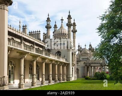 Pavillon Royal Du Palais De Brighton. Kings Apartments galerie extérieure et porche. Journée ensoleillée. Vue sur l'extérieur ouest du jardin. Espace de copie. Banque D'Images