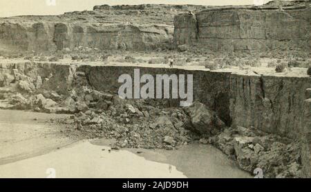 Smithsonian Miscellaneous Collections . Planche 5 : supérieur à la bas de Chaco Canyon Pueblo del Arroyo. La masse irrégulière ofPenasco Blanco est visible sur l'horizon au centre gauche. Le droit à une falaise ensoleillée dans le middledistance marque la bouche de Rincon del Camino ; entre elle et le comité permanent de la figure sont thebroken murs de ruine no 8. Plus bas : une partie des berges fraîchement tombée immédiatement à l'ouest de Pueblo del Arroyo. (Photographies par O. C. Havens, 1925.). N° 7 Géologie de Chaco Canyon-BRYAN II ont mis au point. Dans les environs de Fajada Butte un grand tributarydrainage a complètement détruit le sud Banque D'Images