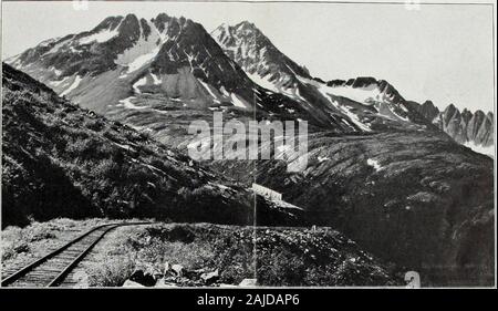 Alaska, Atlin, et le Yukon : White Pass & Yukon Route . Celebrations ou col Chilkoot Pass, et qui, dans des canots, des radeaux ou gabarres a temptedfate dans les eaux bouillonnantes de Miles Canyon et WhitehorseRapids. C'est l'histoire de Dawson a été rendu célèbre par JackLondon, Rex Beach et d'autres auteurs, et en chanson de la maternelle à. Mais la Dawson d'aujourd'hui est différente de celle de ces jours.Ses maisons de jeux et des salles de danse ont disparu depuis longtemps.Maintenant, comme Skaguay, c'est une ville calme, mais avec beaucoup d'modernimprovements. Ici se trouve de bons hôtels et excellentrestaurants où peut être eu des mets tels que un Banque D'Images