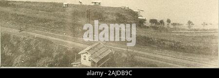 Le Panama et le canal de l'illustration et de prose .. . Par Fhoto GATUN Thompson LAC VU DU BARRAGE Co-pyTigln. ViW.hy Mnnn &Co-Inc. Frnm Scientific American birds eye view de damIn gatun l'avant-plan les serrures, seulement deux des trois étapes d'être pleinement-illustré. Au milieu distance l'évacuateur, par laquelle sur-plus de l'eau s'écoule dans le canal de l'ancien français et Chagres rock qui donnait les bases solides d'un barrage en béton pour le déversoir. Geol-ogists affirment qu'à l'unique étage de l'vallejwas 300 pieds plus haut que maintenant, et qu'à l'âge de la rivière theChagres theshallow en coupe gorges sur l'une ou l'autre Banque D'Images