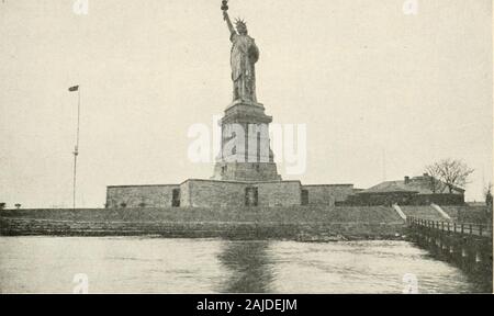 Que voir en Amérique . MoHEGAN Bluffs, Block Island m. La Statue de la liberté VII La ville de New York en 1614, quelques commerçants hollandais se sont établis sur l'île de Man hattan, et douze ans plus tard l'ensemble de l'île de l'wasbought bibelots indiens pour S24 d'une valeur, une somme moins désignent toujoursla d'un dixième de ce qui a été payé au cours des dernières yearsfor un seul pied carré. Le nom de l'île est anIndian mot qui désigne le lieu du tourbillon, et renvoie à la tumulte des eaux à Hell Gate.La ville a continué d'être l'ensemble de l'île jusqu'en 1874, lorsquele Harlem a été croisé. En 1898, ses limites w Banque D'Images