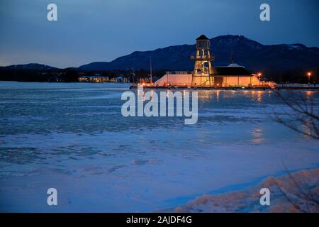 Vue nocturne du Parc de la Baie-de-Magog/Parc de la Pointe-Merry avec tour de guet à Pointe-Merry en arrière-plan dans une soirée hivernale.Magog.Estrie.Québec.Canada Banque D'Images