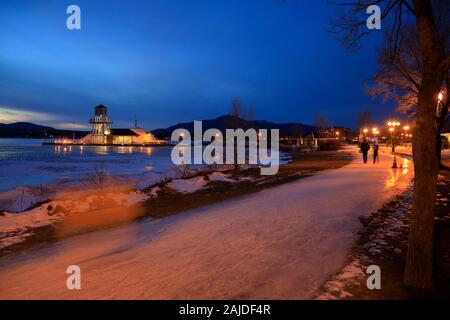 Vue nocturne du Parc de la Baie-de-Magog/Parc de la Pointe-Merry avec tour de guet à Pointe-Merry en arrière-plan dans une soirée hivernale.Magog.Estrie.Québec.Canada Banque D'Images