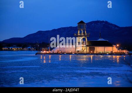 La vue nocturne de la tour de guet près du lac Memphremagog dans le parc Pointe-Merry. Magog.Canton De L'Est.Québec.Canada Banque D'Images