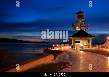 La vue nocturne de la tour de guet près du lac Memphremagog dans le parc Pointe-Merry. Magog.Canton De L'Est.Québec.Canada Banque D'Images