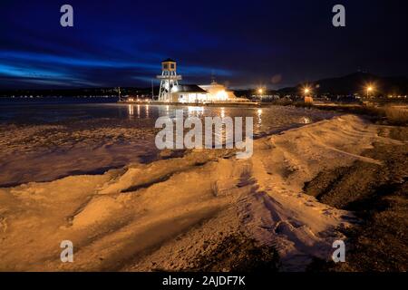 Vue nocturne du Parc de la Baie-de-Magog/Parc de la Pointe-Merry avec tour de guet à Pointe-Merry en arrière-plan dans une soirée hivernale.Magog.Estrie.Québec.Canada Banque D'Images