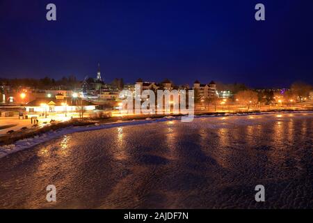 Vue nocturne de la ville de Magog avec le lac Memphremagog en premier plan.Eastern Township.Québec.Canada Banque D'Images