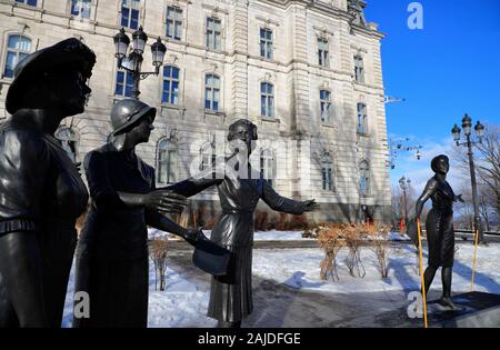 Le monument en hommage aux femmes en politique par le sculpteur Jules Lasalle rend hommage aux femmes qui ont joué un rôle important dans la promotion du droit des femmes à l'extérieur de l'édifice du Parlement de Québec.La ville de Québec. Québec.Canada Banque D'Images