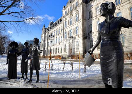 Le monument en hommage aux femmes en politique par le sculpteur Jules Lasalle rend hommage aux femmes qui ont joué un rôle important dans la promotion du droit des femmes à l'extérieur de l'édifice du Parlement de Québec.La ville de Québec. Québec.Canada Banque D'Images