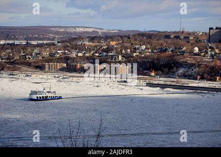 La vue d'un ferry sur le fleuve Saint-Laurent à partir de la vieille Leivs à Québec en une journée d'hiver.La ville de Québec.quebec.Canada Banque D'Images