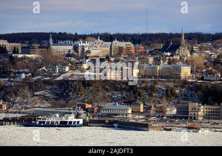 La vue sur le fleuve Saint-Laurent et les vieux Leivs dans une journée d'hiver.La ville de Québec.quebec.Canada Banque D'Images