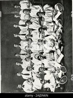 Calice . TENNIS. u Les agents Tennis Club PreuJmt . D. W. Tuyaux, Jr. &lt;r ? T- W. Eggleston Secrctarv L. A. Membres Toms H. R. AXI.ROTH W. W. GWATHMEY, Jr. F. Bartenstein W. R. Hooper R. F. Berry E. S. Humphreys A. H. Chandler W. E. Jones W. R. Cooper • M. I. E. R. Lippitt couvrir W. R. McMurran C. Dawkins L. a. McMurranT. B. DiLwoRTH D. W., Jr., J. W. Tuyaux Eggleston A. D. Sommerville H. W. Gassman L. a. Toms I. P. Gassman T. J. Watkins J. S. gravement W. K. Watkins Équipe de 1906 Tuyaux D. W., Jr. Leroy Cooper Résultat de la rencontre annuelle avec la Virginie, mai, 1906 Washington et Lee 70 points Virginie 30 Banque D'Images