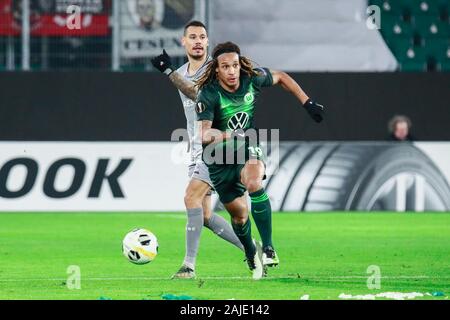 Wolfsburg, Allemagne, le 12 décembre 2019 : football player Kevin Mbabu du VfL Wolfsburg en action au cours de l'UEFA Europa League Banque D'Images