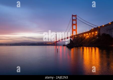 Golden Gate Bridge au lever du soleil depuis le Fort Baker Banque D'Images