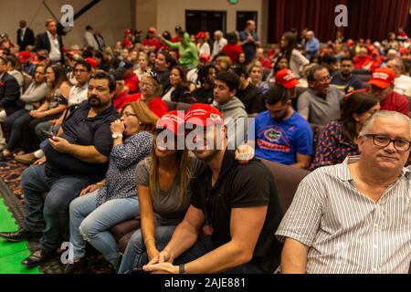 Miami, États-Unis. 06Th Jan, 2020. Les partisans de l'atout de Donald évangéliques sont perçus à l'intérieur de l'église El Rey Jésus.Le Président Donald Trump détient un atout pour les évangéliques' rassemblement à l'El Rey Jésus megachurch à South Miami pour montrer son soutien parmi sa base évangélique dans le swing clés État de Floride. Credit : SOPA/Alamy Images Limited Live News Banque D'Images