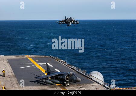 191412-M-KE756- de l'OCÉAN ATLANTIQUE (déc. 14, 2019) U.S. Marine Corps AV-8B Harrier avec Marine à rotors basculants Support Squadron (VMM) 365 (renforcée), 26e Marine Expeditionary Unit, arriver à bord du navire d'assaut amphibie USS Bataan (DG 5) pour un déploiement dans l'Océan Atlantique le 14 décembre 2019. Le Bataan est opérant dans l'océan Atlantique à l'appui des opérations navales pour maintenir la stabilité et de la sécurité maritime afin d'assurer l'accès, décourager l'agression et la défense de pays alliés et partenaires, aux États-Unis d'intérêts. (U.S. Marine Corps photo par le Cpl. Tanner Seims) Banque D'Images