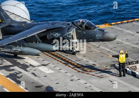 191412-M-KE756- de l'OCÉAN ATLANTIQUE (déc. 14, 2019) un Corps des Marines américains AV-8B Harrier avec Marine à rotors basculants Support Squadron (VMM) 365 (renforcée), 26e Marine Expeditionary Unit, arrive à bord du navire d'assaut amphibie USS Bataan (DG 5) pour un déploiement dans l'Océan Atlantique le 14 décembre 2019. Le Bataan est opérant dans l'océan Atlantique à l'appui des opérations navales pour maintenir la stabilité et de la sécurité maritime afin d'assurer l'accès, décourager l'agression et la défense de pays alliés et partenaires, aux États-Unis d'intérêts. (U.S. Marine Corps photo par le Cpl. Tanner Seims) Banque D'Images