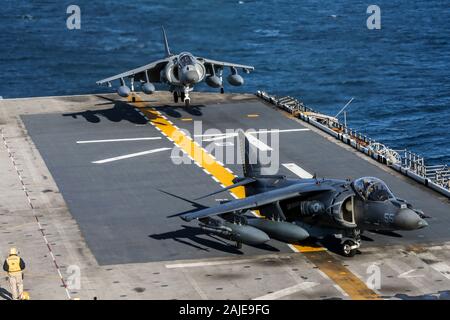 191412-M-KE756- de l'OCÉAN ATLANTIQUE (déc. 14, 2019) U.S. Marine Corps AV-8B Harrier avec Marine à rotors basculants Support Squadron (VMM) 365 (renforcée), 26e Marine Expeditionary Unit, arriver à bord du navire d'assaut amphibie USS Bataan (DG 5) pour un déploiement dans l'Océan Atlantique le 14 décembre 2019. Le Bataan est opérant dans l'océan Atlantique à l'appui des opérations navales pour maintenir la stabilité et de la sécurité maritime afin d'assurer l'accès, décourager l'agression et la défense de pays alliés et partenaires, aux États-Unis d'intérêts. (U.S. Marine Corps photo par le Cpl. Tanner Seims) Banque D'Images