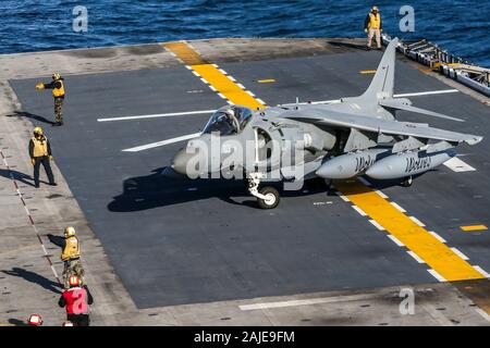 191412-M-KE756- de l'OCÉAN ATLANTIQUE (déc. 14, 2019) un Corps des Marines américains AV-8B Harrier avec Marine à rotors basculants Support Squadron (VMM) 365 (renforcée), 26e Marine Expeditionary Unit, arrive à bord du navire d'assaut amphibie USS Bataan (DG 5) pour un déploiement dans l'Océan Atlantique le 14 décembre 2019. Le Bataan est opérant dans l'océan Atlantique à l'appui des opérations navales pour maintenir la stabilité et de la sécurité maritime afin d'assurer l'accès, décourager l'agression et la défense de pays alliés et partenaires, aux États-Unis d'intérêts. (U.S. Marine Corps photo par le Cpl. Tanner Seims) Banque D'Images