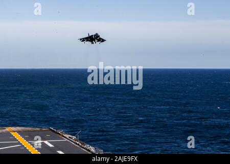 191412-M-KE756- de l'OCÉAN ATLANTIQUE (déc. 14, 2019) un Corps des Marines américains AV-8B Harrier avec Marine à rotors basculants Support Squadron (VMM) 365 (renforcée), 26e Marine Expeditionary Unit, arrive à bord du navire d'assaut amphibie USS Bataan (DG 5) pour un déploiement dans l'Océan Atlantique le 14 décembre 2019. Le Bataan est opérant dans l'océan Atlantique à l'appui des opérations navales pour maintenir la stabilité et de la sécurité maritime afin d'assurer l'accès, décourager l'agression et la défense de pays alliés et partenaires, aux États-Unis d'intérêts. (U.S. Marine Corps photo par le Cpl. Tanner Seims) Banque D'Images