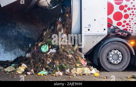 Hanovre, Allemagne. 06Th Jan, 2020. Un camion à ordures de aha Zweckverband Abfallwirtschaft Region Hannover décharge des déchets organiques dans un hall à l'enfouissement Lahe. La Basse-Saxe est le leader en Allemagne dans la collecte des déchets organiques. En 2017, chaque habitant a une moyenne de 166 kilogrammes de bio-déchets dans la poubelle séparément du reste de la déchets ménagers. Ce n'est qu'à l'échelle nationale 125 kilogrammes. Credit : Julian Stratenschulte/dpa/Alamy Live News Banque D'Images