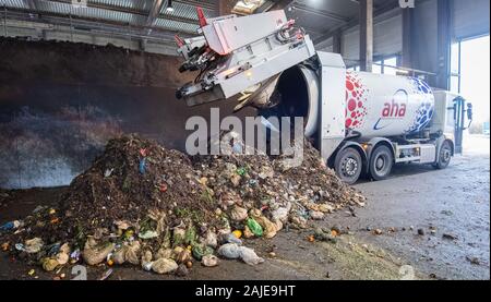 Hanovre, Allemagne. 06Th Jan, 2020. Un camion à ordures de aha Zweckverband Abfallwirtschaft Region Hannover décharge des déchets organiques dans un hall à l'enfouissement Lahe. La Basse-Saxe est le leader en Allemagne dans la collecte des déchets organiques. En 2017, chaque habitant a mis une moyenne de 166 kilogrammes de bio-déchets dans la poubelle séparément du reste de la déchets ménagers. Ce n'est qu'à l'échelle nationale 125 kilogrammes. Credit : Julian Stratenschulte/dpa/Alamy Live News Banque D'Images