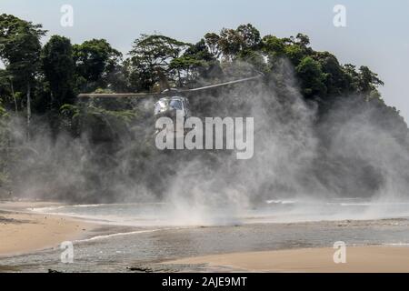 Une armée Belge AW109 Eurocopter avec la 1ère opération d'Air Mobile d'aile, l'équipe se prépare à atterrir sur la plage pendant un assaut amphibie manifestation à Akanda, le Gabon, le 20 Déc., 2019. Les Marines américains avec des Groupe Force-Crisis Response-Africa air-sol marin 20.1, Forces maritimes de l'Europe et l'Afrique, a participé à l'exercice Tropical Storm, un événement organisé par l'armée Belge et gabonaise. SPMAGTF-CR-AF est déployée pour effectuer d'intervention en cas de crise et le théâtre des opérations de la sécurité en Afrique et de promouvoir la stabilité régionale en effectuant des exercices de formation militaire à travers Banque D'Images