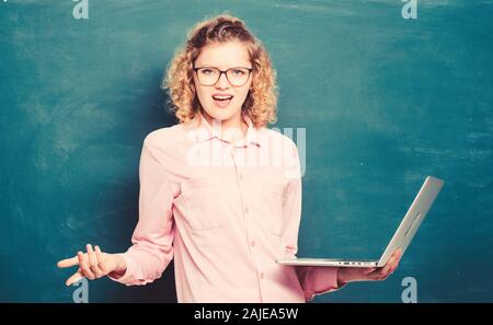 Étudier en ligne. Travail à distance. Ordinateur portable enseignant tableau recherche d'informations de fond. Ordinateur portable femme surf internet. Étudiant de la tige. Cours en ligne de l'enseignement. L'informatique et la programmation. L'école en ligne. Banque D'Images