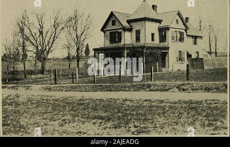 Une brève histoire de l'Alexandrie County, Virginie ; . Résidence de M. T. M. Talbott 24 ALEXANDRIA cité et est élu par l'assemblée législative pendant huit ans. Ces trois comtés, Alexandrie, Fairfax, et le Prince William, ont un representativein le sénat de l'État. Le comté possède un surintendant des écoles, qui est nommé par le Conseil d'état de l'éducation, à Richmond,parmi les citoyens du comté. Chacun des trois districts de magiste-rial dans le comté a trois fiduciaires et le ninetrustees, assis avec le surintendant des écoles, constituent des thecounty School Board, qui a hol Banque D'Images