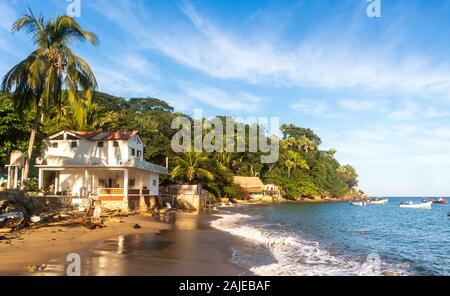 Tropical Beach sur une journée ensoleillée. Yelapa, Jalisco, Mexique. Banque D'Images