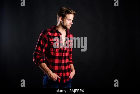 Sens de l'homme moderne. Beau grand homme. Concept de virilité. Salon de coiffure et de beauté. Hipster fond noir. La pièce masculins. Les normes de virilité ou de la masculinité. Banque D'Images