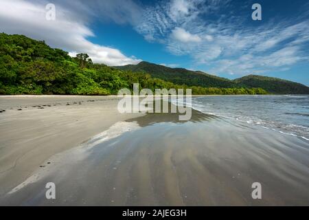 Cape Tribulation est l'endroit où la forêt tropicale rencontre la mer. Banque D'Images