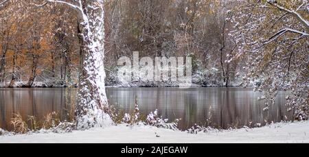 Panorama pittoresque de neige fraîche le long de la rivière Saint Joseph dans le Michigan USA Banque D'Images