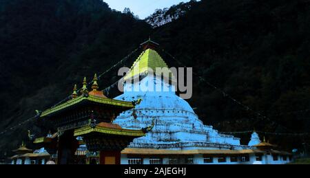 magnifique et célèbre gorsam chorten à zemithang, au pied de l'himalaya dans le district de tawang, arunachal pradesh en inde Banque D'Images