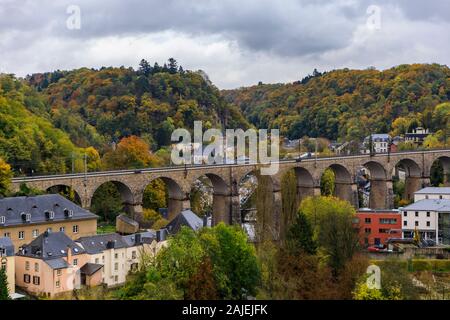 Vue aérienne de la passerelle ou du Luxembourg dans l'ensemble du viaduc de la Pétrusse dans le site du patrimoine mondial de l'UNESCO, la vieille ville de Luxembourg avec ses vieux quartiers Banque D'Images