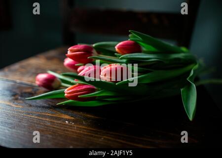 Photo de côté à angle bas d'un beau bouquet de tulipes roses sur la table Banque D'Images