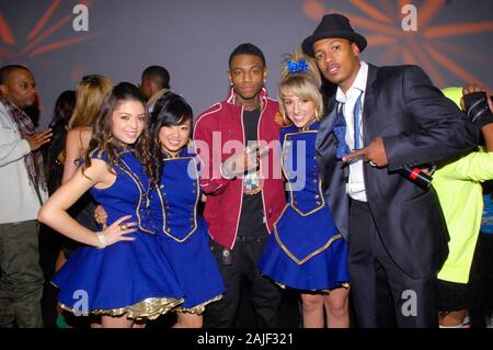 (L-R) Rae Pyles aka Jacque maniable, Monica Parales aka Mo Argent, Soulja Boy Tell 'Em, Mandy Rain et Nick Cannon à l'intérieur de la première de 'School Gyrls' à Six Flags Magic Mountain le 15 février 2010 à Valence. Banque D'Images