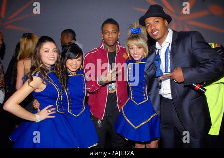 (L-R) Rae Pyles aka Jacque maniable, Monica Parales aka Mo Argent, Soulja Boy Tell 'Em, Mandy Rain et Nick Cannon à l'intérieur de la première de 'School Gyrls' à Six Flags Magic Mountain le 15 février 2010 à Valence. Banque D'Images