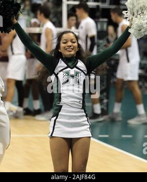 Honolulu, Hawaii. 3 janvier 2020. 3 janvier 2020 - UN Texas cheerleader effectue au cours d'un match entre l'Hawaii Rainbow Warriors et le Charleston Golden Eagles à la Stan Sheriff Center à Honolulu, HI - Michael Sullivan/CSM Crédit : Cal Sport Media/Alamy Live News Banque D'Images