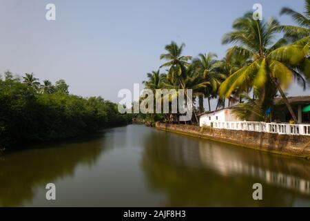 Cutbona Jetty, Goa/Inde - 26 décembre 2019: Paysage de pêche tranquille à longue exposition à Cutbona Jetty à Goa Banque D'Images