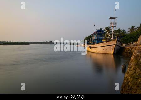 Cutbona Jetty, Goa/Inde - 26 décembre 2019: Paysage de pêche tranquille à longue exposition à Cutbona Jetty à Goa Banque D'Images