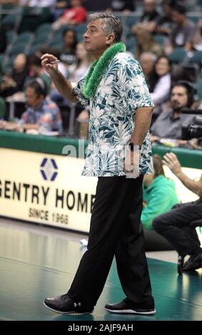 Honolulu, Hawaii. 3 janvier 2020. 3 janvier 2020 - Hawaii Rainbow Warriors Head coach Charlie Wade lors d'un match entre l'Hawaii Rainbow Warriors et le Charleston Golden Eagles à la Stan Sheriff Center à Honolulu, HI - Michael Sullivan/CSM Crédit : Cal Sport Media/Alamy Live News Banque D'Images