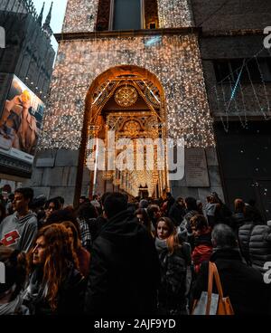 Des prises de nuit de Milan, à l'époque de Noël, les lumières de 'la Rinascente' Banque D'Images