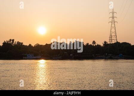 Cutbona Jetty, Goa/Inde - 26 décembre 2019: Paysage de pêche au coucher du soleil à Cutbona Jetty à Goa Banque D'Images