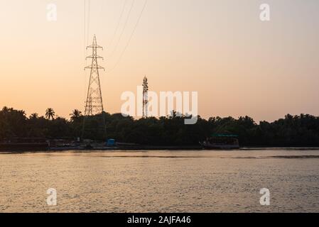 Cutbona Jetty, Goa/Inde - 26 décembre 2019: Paysage de pêche au coucher du soleil à Cutbona Jetty à Goa Banque D'Images